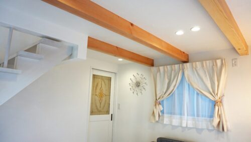 漆喰のぬくもりと光が心を整えるエステサロン