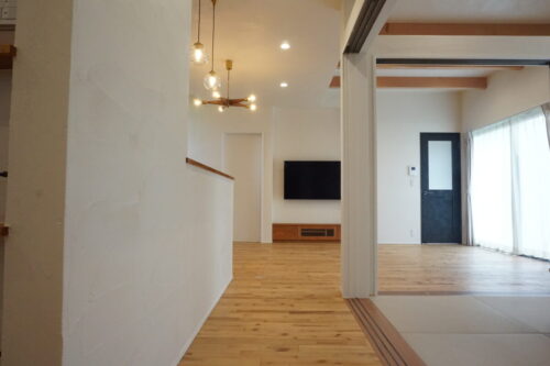 色と素材で魅せるバーチ無垢の家