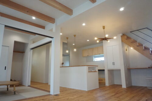 色と素材で魅せるバーチ無垢の家