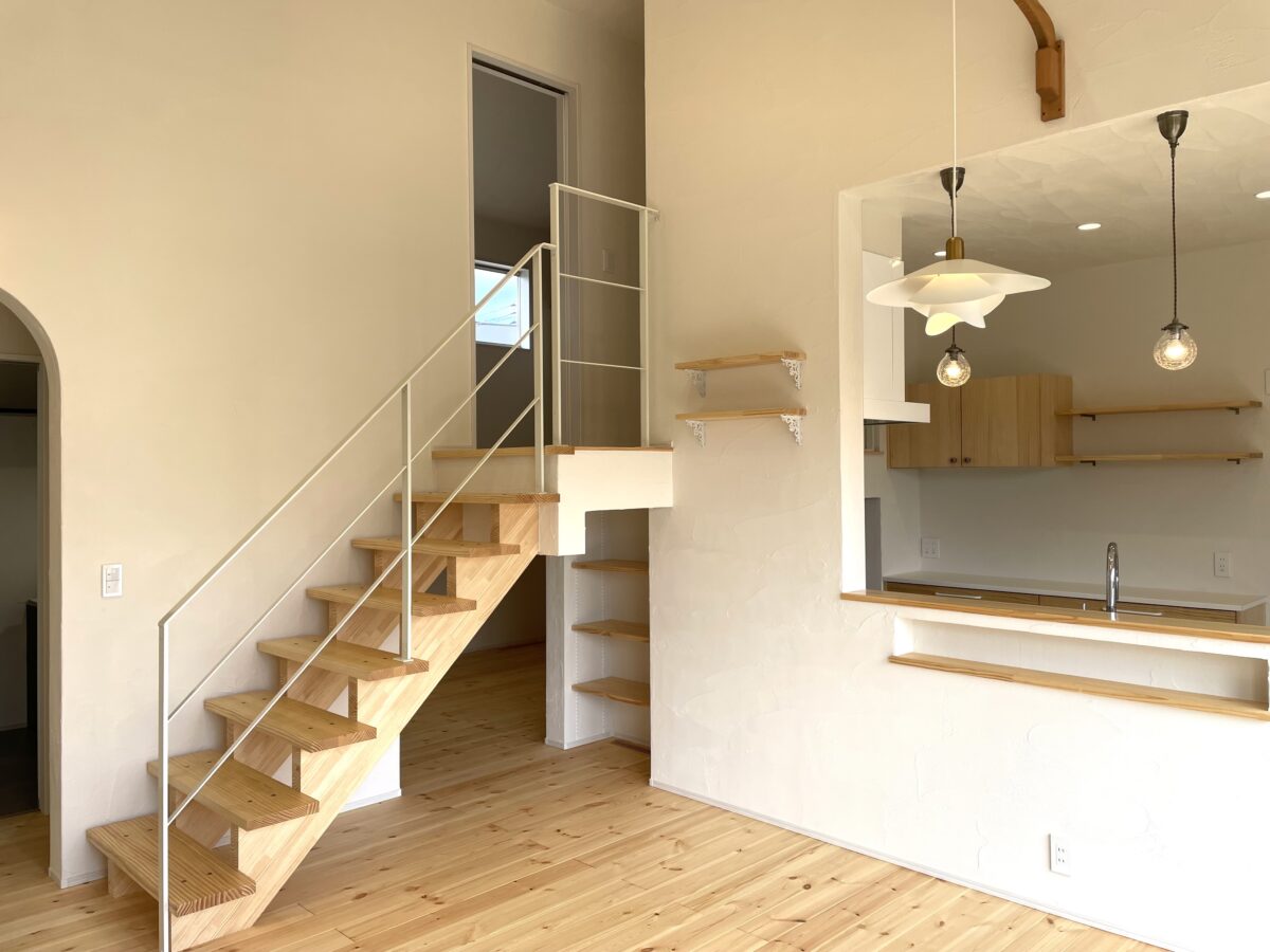 暮らしに遊び心を重ねた、1.5階の平屋