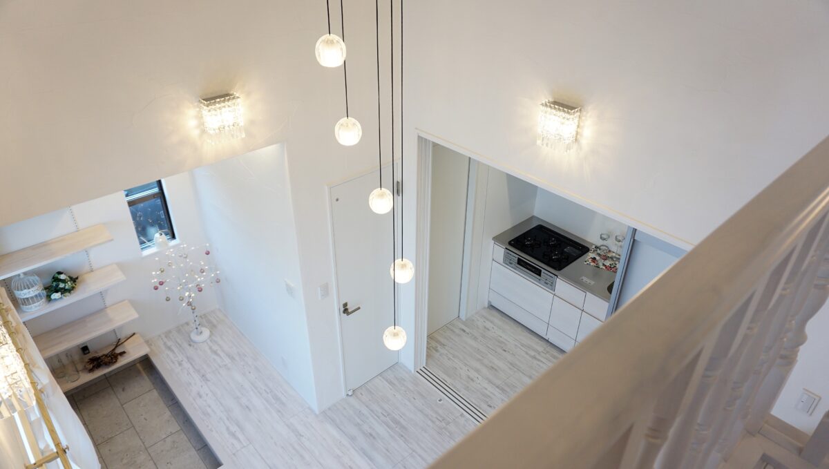 漆喰のぬくもりと光が心を整えるエステサロン