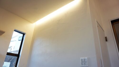 漆喰のぬくもりと光が心を整えるエステサロン