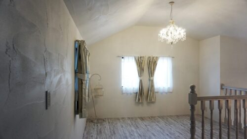 漆喰のぬくもりと光が心を整えるエステサロン