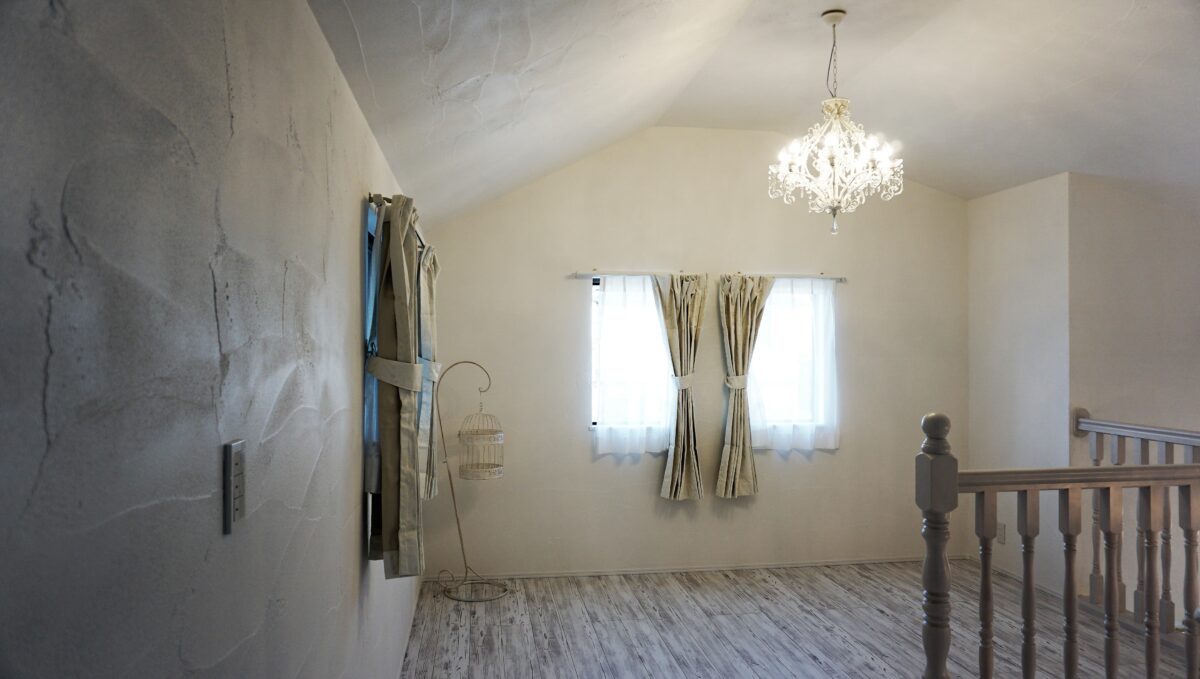 漆喰のぬくもりと光が心を整えるエステサロン