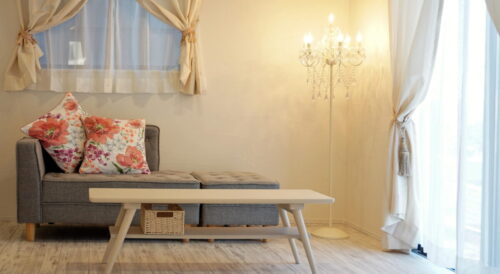 漆喰のぬくもりと光が心を整えるエステサロン