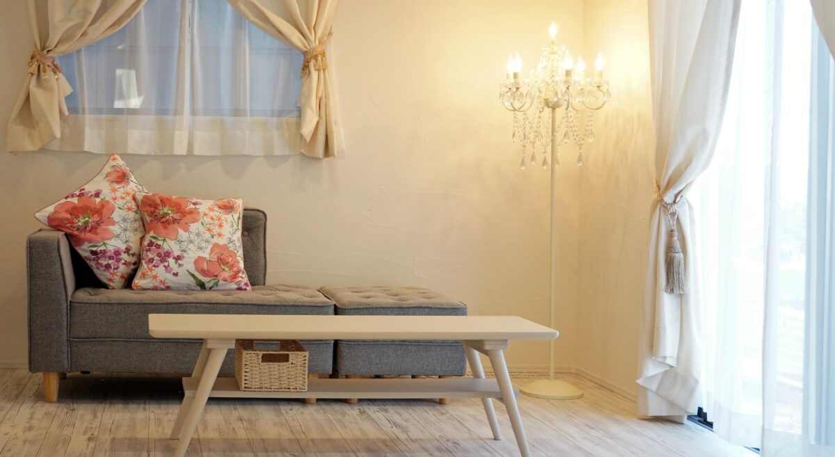 漆喰のぬくもりと光が心を整えるエステサロン