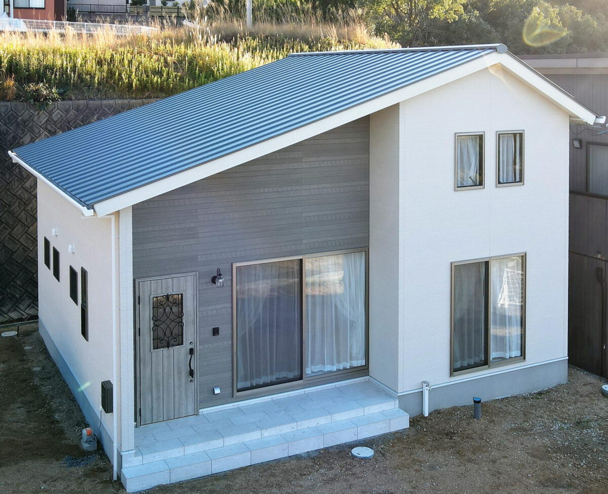 漆喰のぬくもりと光が心を整えるエステサロン