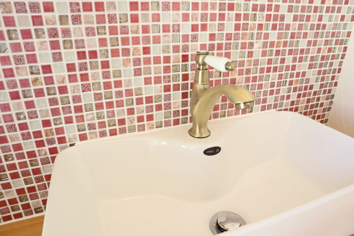 暮らしに遊び心を重ねた、1.5階の平屋