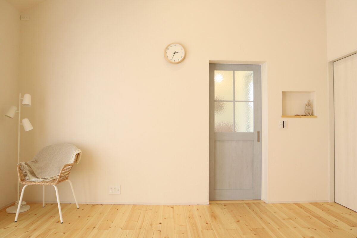 暮らしに遊び心を重ねた、1.5階の平屋